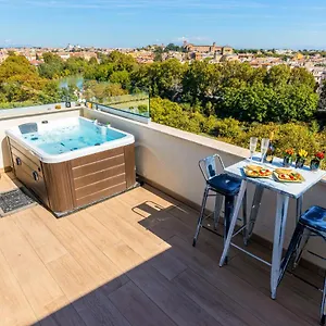 Penthouse With A Panoramic Rooftop In Trastevere With Seasonally Jacuzzi Appartamento